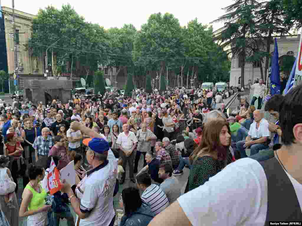 Митингіге келген наразылар. Тбилиси, 3 шілде 2019 жыл.