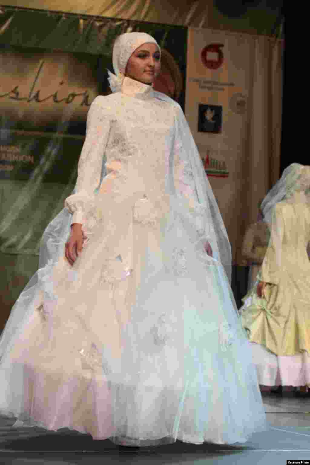 Казанда беренче тапкыр "Islamic clothes" халыкара мөселман модасы бәйгесе узды. Анда хатын-кызлар, ирләр һәм балалар өчен коллекцияләр тәкъдим ителде. Бәйгедә гомумән 40 модельер катнашты. Һәм 51 коллекциянең 10-ысы финалга узды. Дизайнерларның эше Pret-a-porte", "Du Luxe" һәм “Милли костюм” номинацияләре нигезендә бәяләнде. Беренче номинациядә жюри гран-при бирмәде. Калган ике номинациядә дә Казаннар җиңде: Эльмира Хаматова һәм Наҗия Вәлиева.