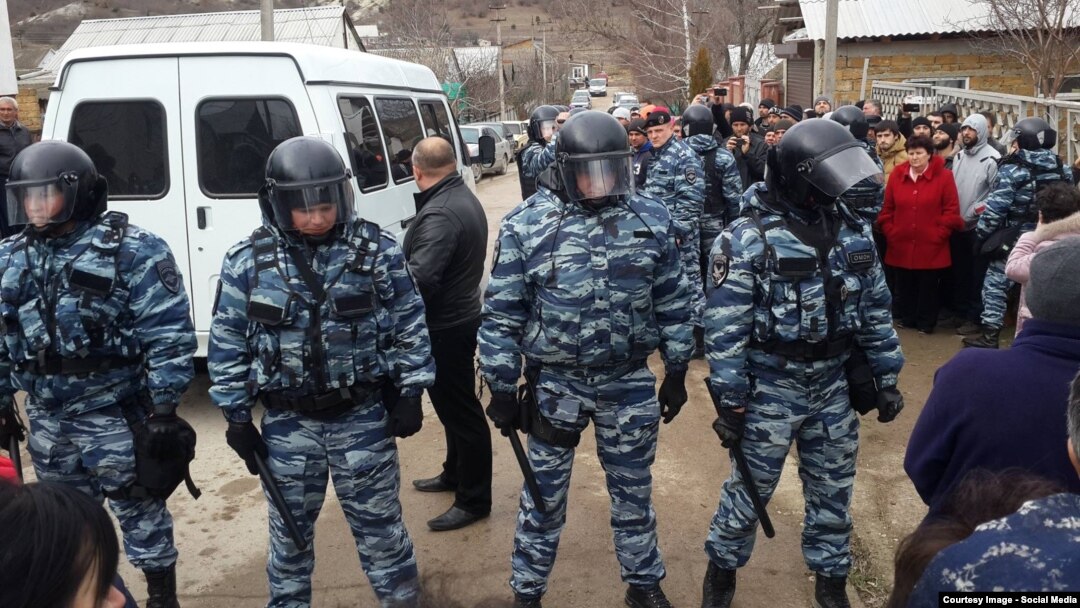 Обшуки в селі Холмовка Бахчисарайського району (фото facebook/namatullaev)