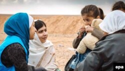 Малала Юсуфзай разговаривает с беженцами, вынужденными покинуть свои дома из-за военных столкновений в Сирии. 15 февраля 2014 года.