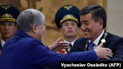 Алмазбек Атамбаев (слева) на инаугурации избранного президента Кыргызстана Сооронбая Жээнбекова. Бишкек, 24 ноября 2018 года.