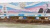 Великий банер із зображенням Московського патріарха Кирила і президента Росії Володимира Путіна на стадіоні в російському місті Ульяновську. Листопад 2017 року