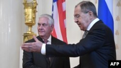 Ռուսաստանի արտգործնախարար Սերգեյ Լավրովը Մոսկվայում ողջունում է ԱՄՆ պետքարտուղար Ռեքս Թիլերսոնին, 12-ը ապրիլի, 2017թ․
