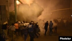 Полиция разгоняет демонстрантов в Сари Тахе, Ереван, 29 июля 2016 г․