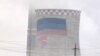 Прапор незаконного угруповання «ДНР» на градирні Зуївської теплоелектростанції, містечко Зугрес, Донецька область