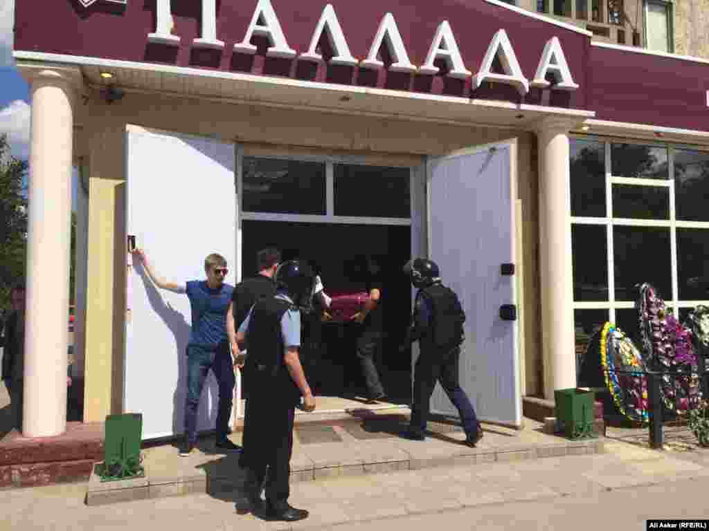 «Паллада» қару-жарақ дүкені сатушысы Андрей Максименкомен қоштасу рәсімі ол еңбек еткен және 5 маусымдағы шабуыл кезінде қаза тапқан жұмыс орнында өтті. Ақтөбе, 8 маусым 2016 жыл.