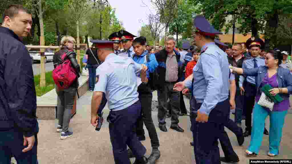 Алматыда да полиция бейсенбіде рұқсат етілмеген "саяси тұтқындарды қолдау" акциясына жиналған адамдарды жаппай ұстады.