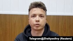 Через день после задержания белорусского блогера Романа Протасевича в аэропорту Минска он появился на видео, где сказал, что «дает признательные показания».