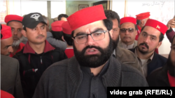 د عوامي نیشنل ګوند مشر ایمل ولي خان د یوې غونډې پر مهال ـ پخوانی انځور.