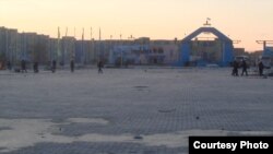 Бойцы специального отряда быстрого реагирования на центральной площади. Жанаозен, 18 декабря 2011 года. Фото Елены Костюченко, "Новая газета".