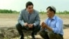 Prezident Gurbanguly Berdimuhamedow daýhanyň halyny soraýar. 2010-njy ýyl.