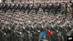 Российские военные маршируют во время репетиции военного парада накануне 9 мая в Санкт-Петербурге, 22 апреля 2025 года