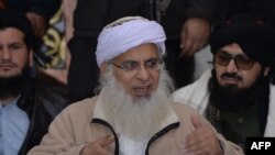 مولانا عبدالعزیز په لسلام اباد کې یوې خبري غونډې ته وینا کوي