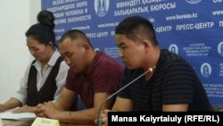 "Қытайдан қашып келген" қазақтар Қастер Мұсаханұлы (сол жақта) мен Мұрагер Әлімұлы (оң жақта) баспасөз мәслихатында отыр. Алматы, 14 қазан 2019 жыл.