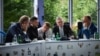 Президент Украины Владимир Зеленский (второй с левой стороны) и европейские лидеры обсуждают сообщения из Стамбула, Тирана, Албания, 16 мая 2025 года