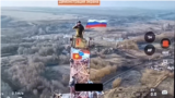 Российский военнослужащий поднимает флаг над Малой Локней, Курская область. 9 марта 2025 года