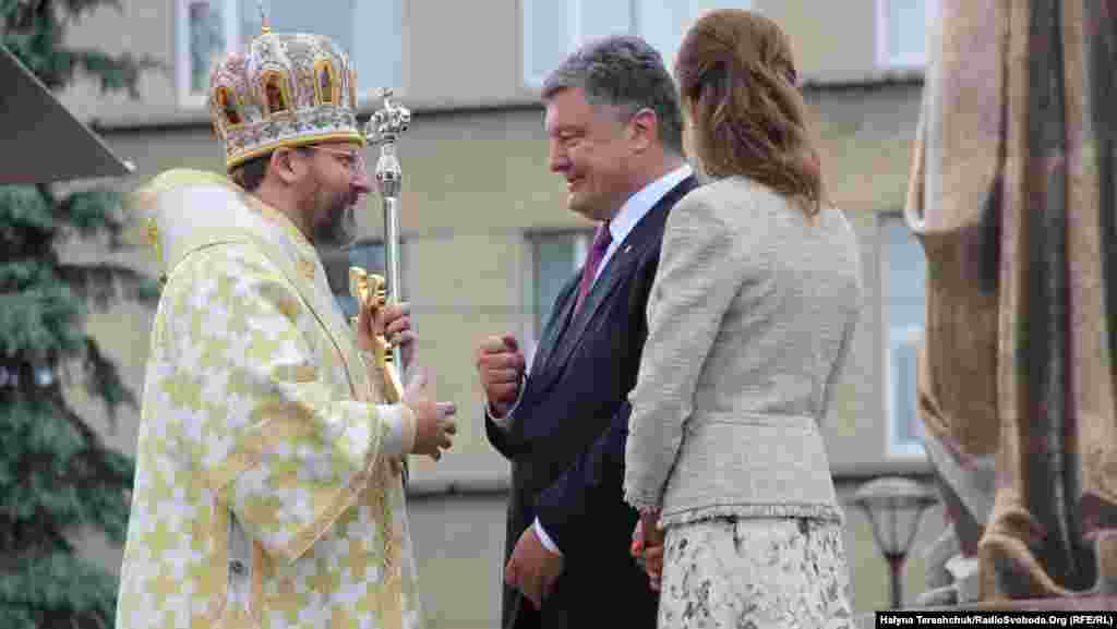 Глава УГКЦ Святослав Шевчук спілкується з президентським подружжям – Петром і Мариною Порошенками