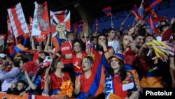 Ֆուտբոլային երկրպագուները «Եվրո - 2012»-ի ընտրական փուլի Հայաստան - Մակեդոնիա հանդիպման ժամանակ, Երեւան, 7-ը հոկտեմբերի, 2011թ.