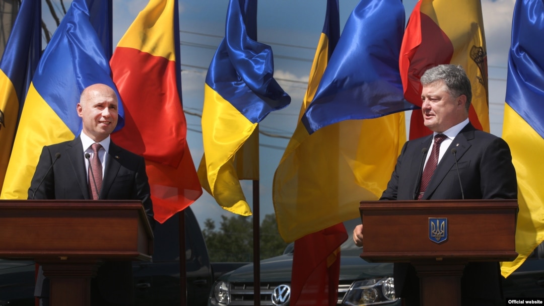 Президент України Петро Порошенко і прем’єр-міністр Молдови Павло Філіп (ліворуч) під час прес-конференції з нагоди запуску спільного митного та прикордонного пункту контролю «Кучурган» на українсько-молдовському кордоні (у районі Придністров’я). Одеська область, 17 липня 2017 року 