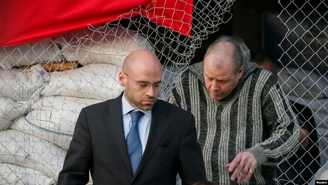 Один з представників місії ОБСЄ покидає мерію Слов'янська, 27 квітня 2014 року