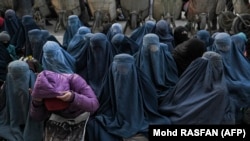 طالبانو په بېلابېلو برخو کې پر ښځو محدوديتونه لګولي دي.