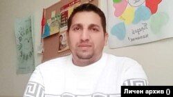 Николай Огнянов в офиса си в град Гулянци.