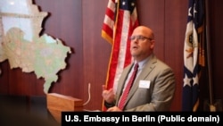 "Svi smo zabrinuti zbog situacije na severu Kosova, jer ona ima potencijal da eskalira", naveo je američki ambasador na Kosovu Jeffery Hovenier.