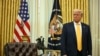 Președintele SUA, Donald Trump, în Biroul Oval al Casei Albe din Washington, DC, pe 21 februarie 2025.