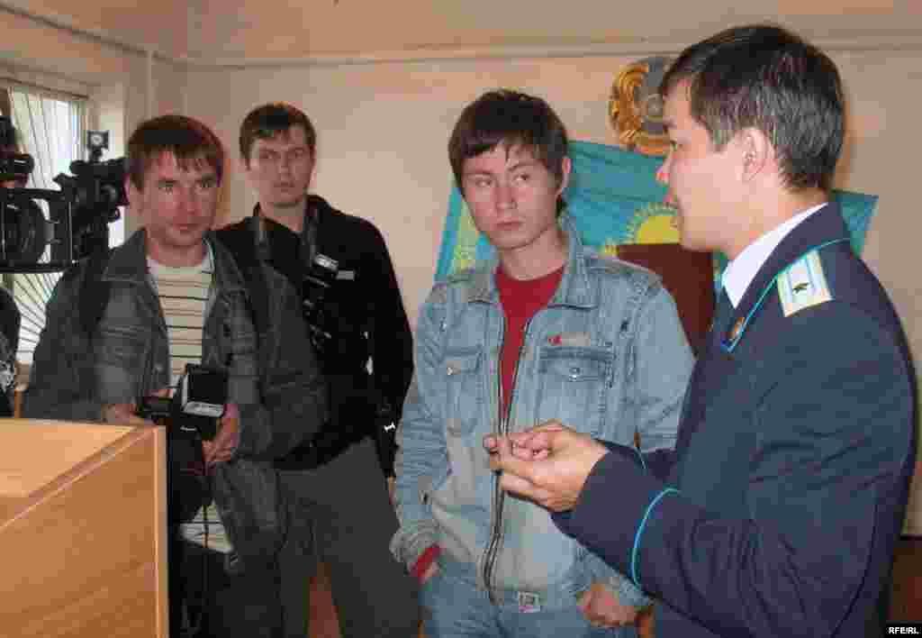 Жовтис ісі бойынша прокурор Алтай Жәнібеков журналистермен сөйлесіп тұр. - Мемлекеттік айыптаушы Алтай Жәнібеков журналистерге сот мәжілісі кезінде тыныштық сақтау керектігін ескертіп тұр. Бақанас, 2 қыркүйек 2009 жыл.