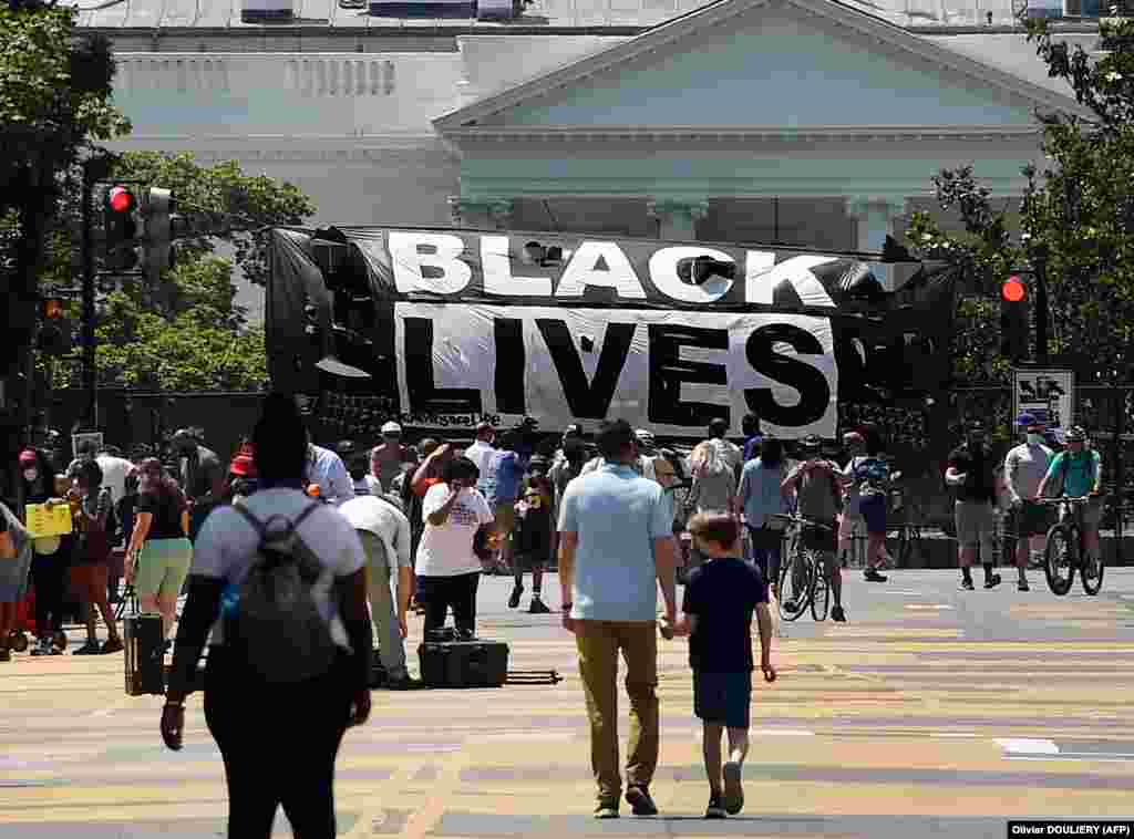 На паркані, встановленому навколо Білого дому, висить банер «Black Lives Matter» на знак протесту проти смерті Джорджа Флойда. Вашингтон, 10 червня 2020 року
