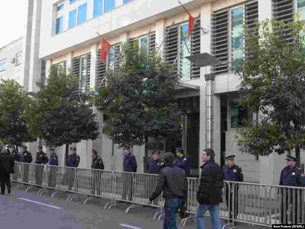U Podgorici je nekoliko hiljada ljudi 21. januara 2012. protestovalo ispred zgrade crnogorske Vlade, zbog teškog socijalno-ekonomskog stanja u Crnoj Gori. Protest je organizovala Unija slobodnih sindikata, uz podršku Mreže za afirmaciju nevl