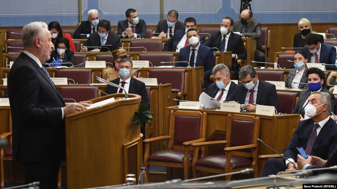 Crnogorski predsjednik Milo Đukanović (desno) sluša ekspoze mandatara Zdravka Krivokapića (lijevo) u Skupštini Crne Gore, Priština, 2. decembar