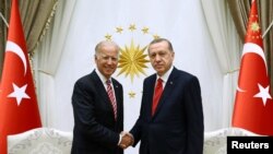 R. Tayyip Ərdoğan (sağda) və Co Bayden, 24 avqust 2016