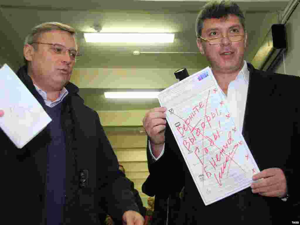 Борис Немцов с Михаилом Касьяновым перед "Маршем за честные выборы". Декабрь 2011 года.