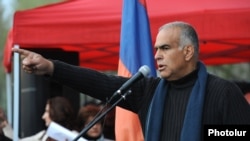 Armenia - Opposition leader Raffi Hovannisian addresses a rally in Yerevan's Liberty Square, 5Apr2013.
