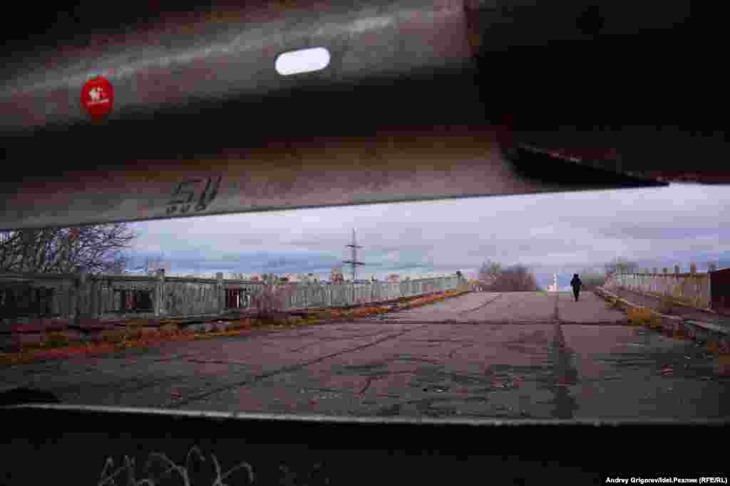 Хотя вход на мост со стороны Адмиралтейской слободы уже много лет преграждает забор, любителей срезать путь это не останавливает.