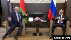  Президент Білорусі Олександр Лукашенко (ліворуч) і президент Росії Володимир Путін під час зустрічі в Сочі, 14 вересня 2020 року