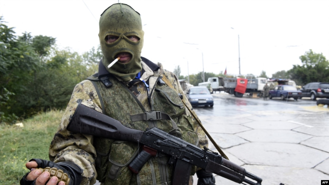 Пророссийский боевик у контрольно-пропускного пункта на дороге к Донецкому аэропорту, сентябрь 2014 года (иллюстративное фото)
