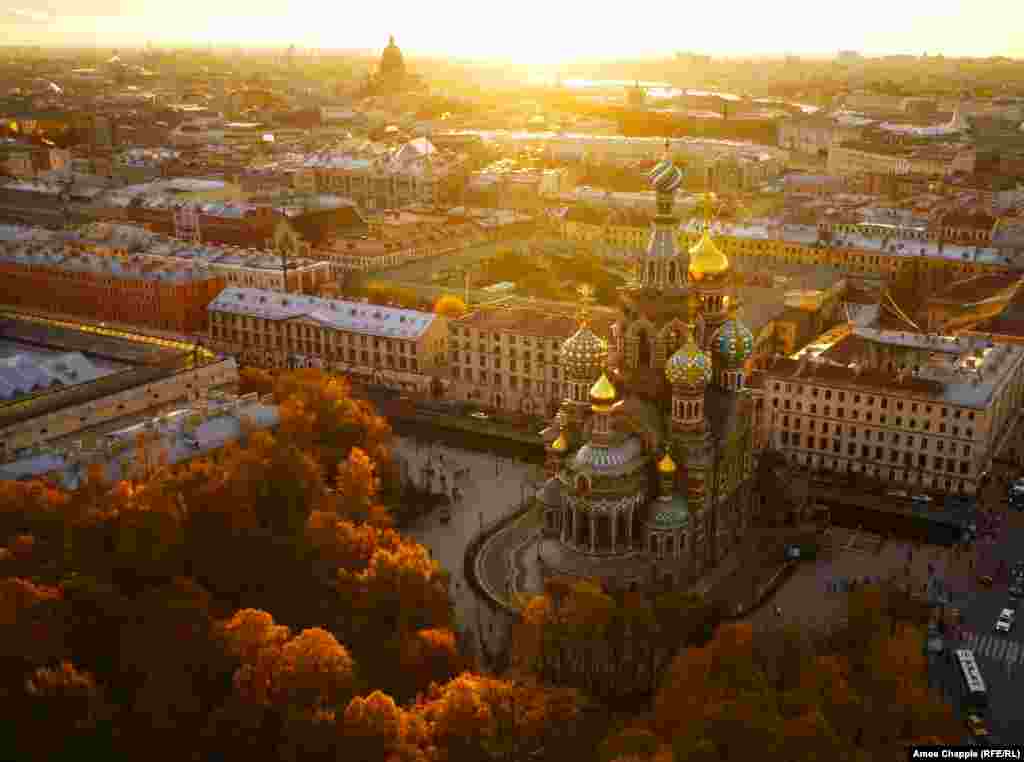 Санкт-Пецярбург, Расея. Храм Спасу-на-Крыві восеньскім вечарам.