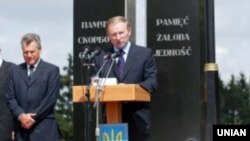 Тодішній президент України Леонід Кучма, праворуч, виступає з заявою після відкриття пам'ятника українсько-польського примирення «Пам'ять – Скорбота – Єднання» у селищі Павлівка, липень 2003 року