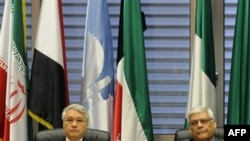 Чакиб Халил (чап) ва дабири кулли OPEC Абдуллоҳ ал-Бадрӣ дар ҷаласа