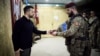 Президент України Зеленський вручає державні нагороди бійцям підрозділів, які беруть участь в операції в Курській області Росії. Сумщина, 4 жовтня 2024 року