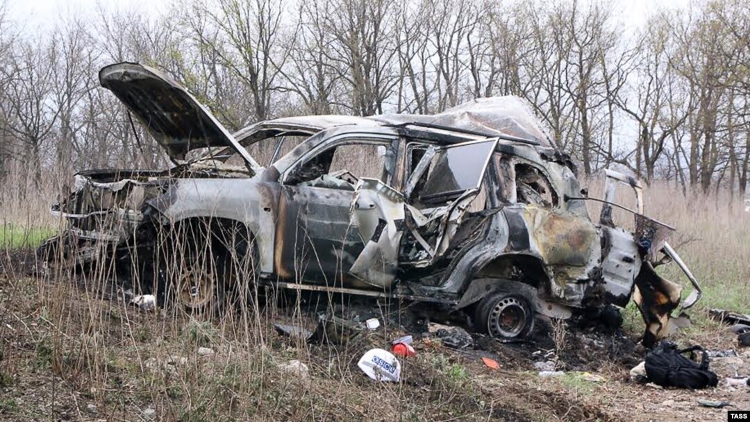 Місія ОБСЄ зупиняла патрулювання в зоні конфлікту на Донбасі після підриву автомобіля спостерігачів ОБСЄ на Луганщині 23 квітня 2017 року і відновила їх з обмеженнями через два дні