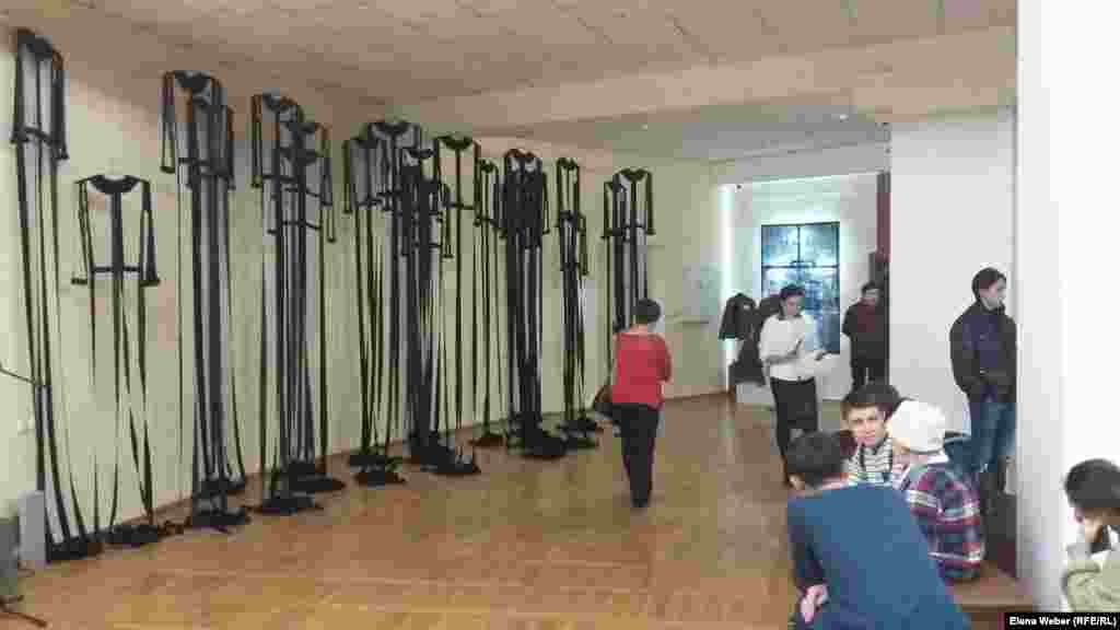 "АЛЖИР" инсталляциясы Қарлаг құрамындағы «Отанын сатқандардың әйелдеріне арналған Ақмола лагерінде» (АЛЖИР) азап шеккен 18 мың тұтқын әйелге арналған. 
