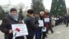 Жители Уральска проводят в 2012 году поминальную акцию по жертвам Жанаозенских событий. Иллюстративное фото. 
