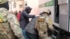 Співробітники ФСБ проводять обшуки у кримських татар. Анексований Крим, 27 березня 2019 року