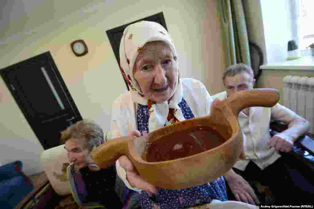 В первых рядах ковш получает старейшая жительница деревни Мария Андреевна Эльман. Она контролировала процесс пивоварения. 