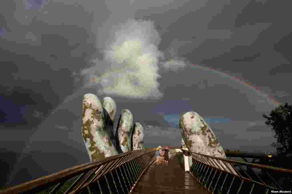 Дананг, Вьетнам. Двойная радуга над мостом Gold Bridge. (Reuters/Kham)