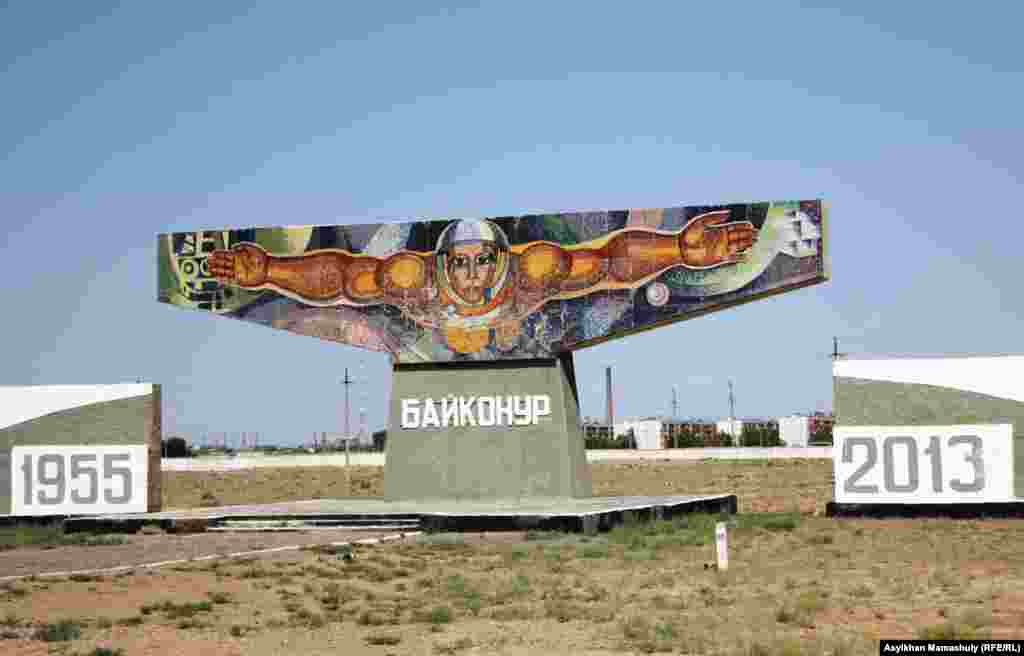 Ақай ауылының тұсындағы Байқоңыр қаласының белгісі.