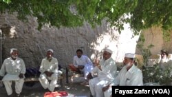 ځینې باجوړي مشران په خپله حجره کې ناست دي